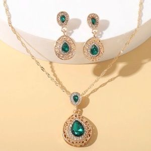 BRAND NEW Rhinestone Necklace with Earrings